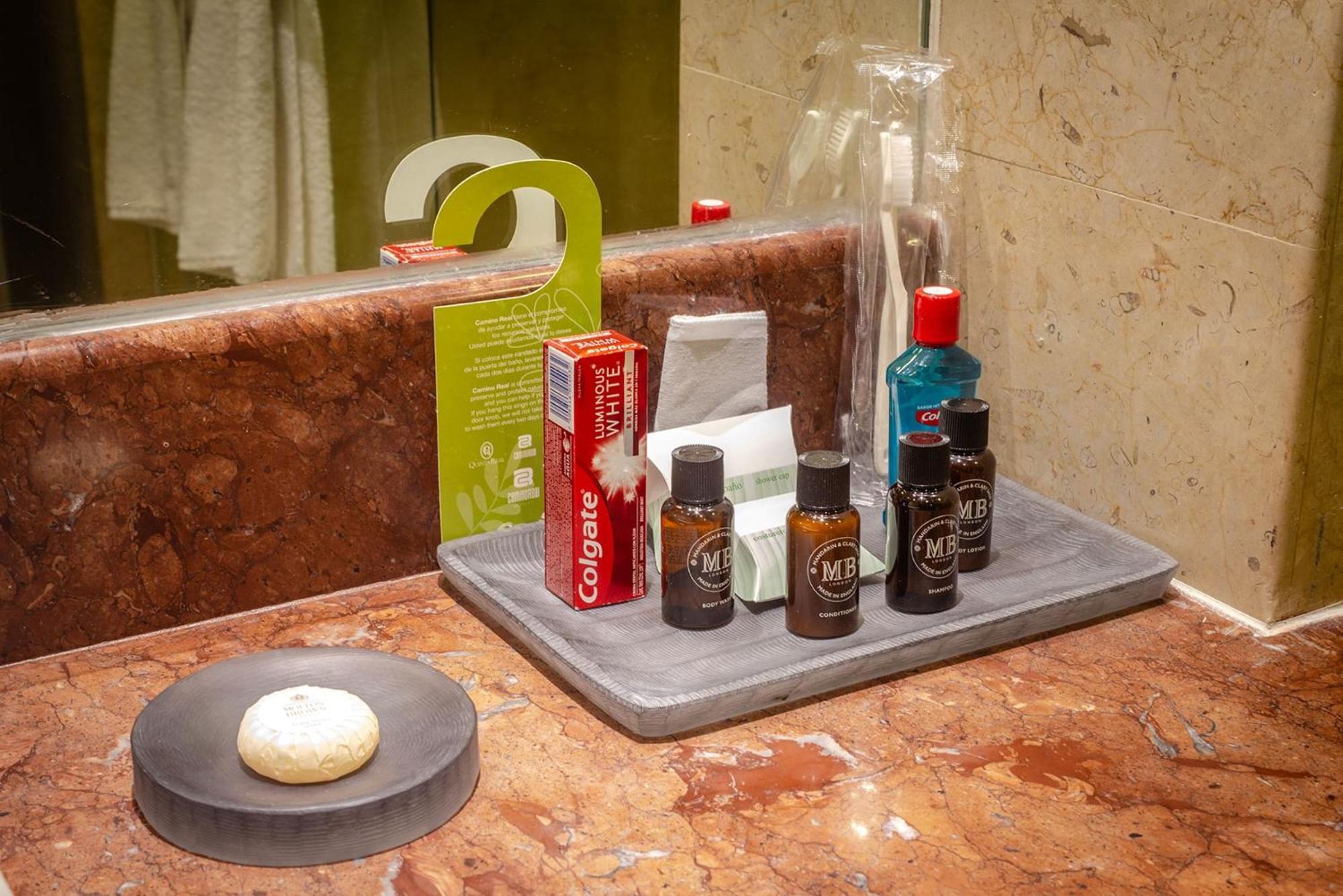Hotel Camino Real Pedregal Mexico Zewnętrze zdjęcie A bathroom tray with amenities