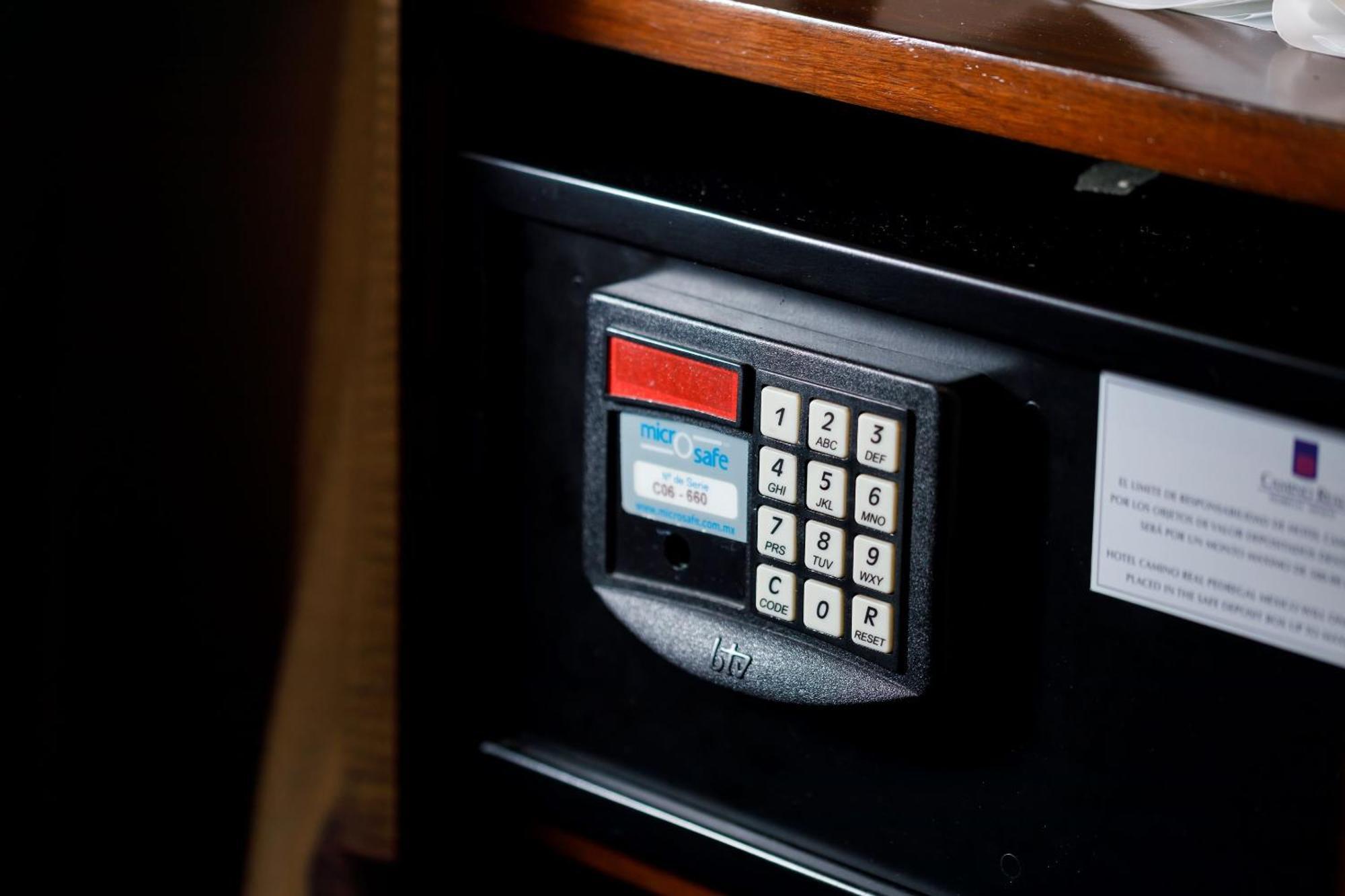 Hotel Camino Real Pedregal Mexico Zewnętrze zdjęcie A safe with a keypad