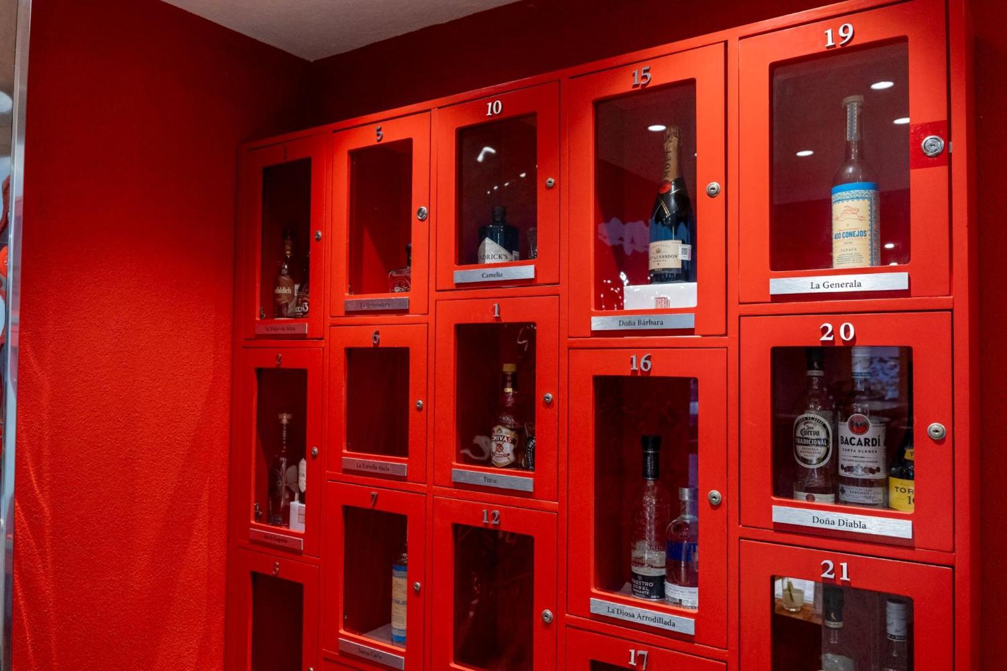 Hotel Camino Real Pedregal Mexico Zewnętrze zdjęcie Wine lockers at a wine bar
